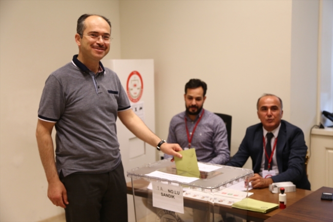 Yurt dışında yaşayan Türk seçmenlerin oy verme işlemi sürüyor