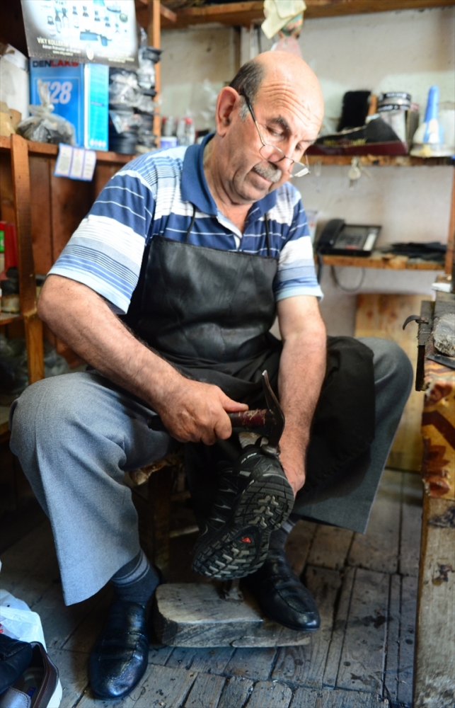 10 metrekarelik dükkanında 52 yıldır ayakkabı yapıyor