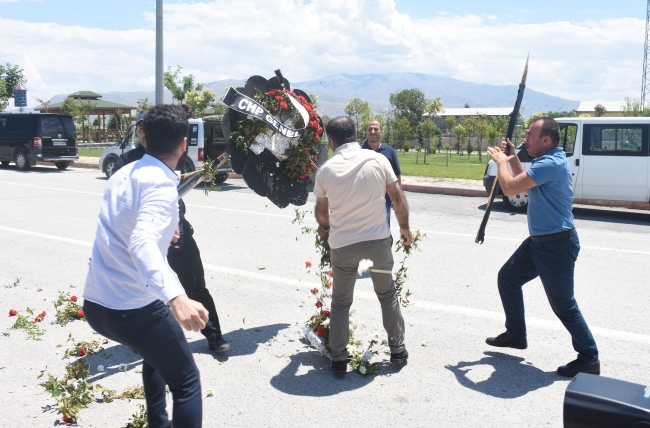 Şehit cenazesinde Kılıçdaroğlu’nun çelengi parçalandı