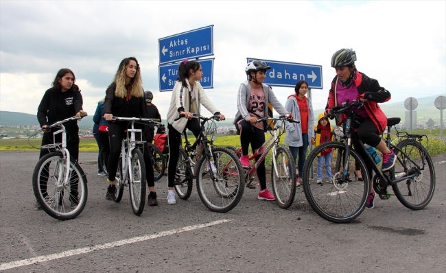 Kadın bisikletçilere dikkat çekmek için pedal çeviriyorlar