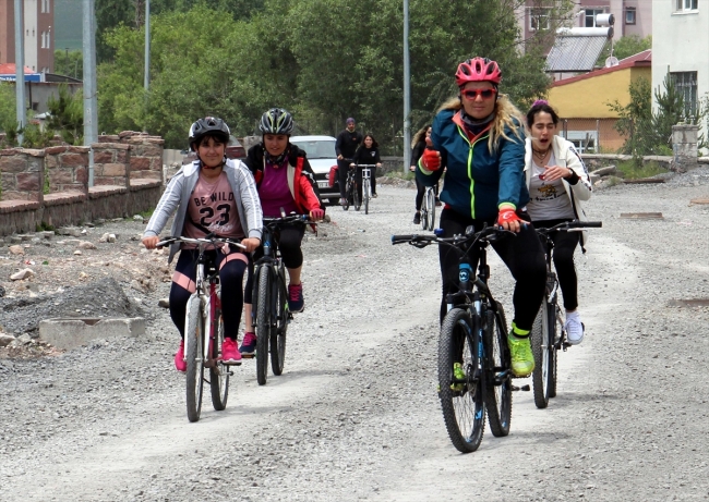 Kadın bisikletçilere dikkat çekmek için pedal çeviriyorlar