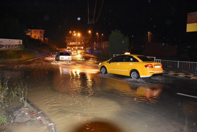 Bartın'da sağanak yağmur sonrası ev ve iş yerlerini su bastı