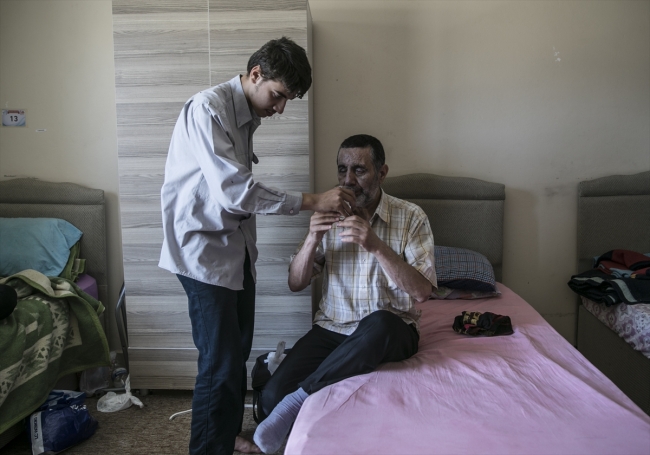 Bombardıman sonrası görme kaybı yaşayan Suriyeliler yardım bekliyor
