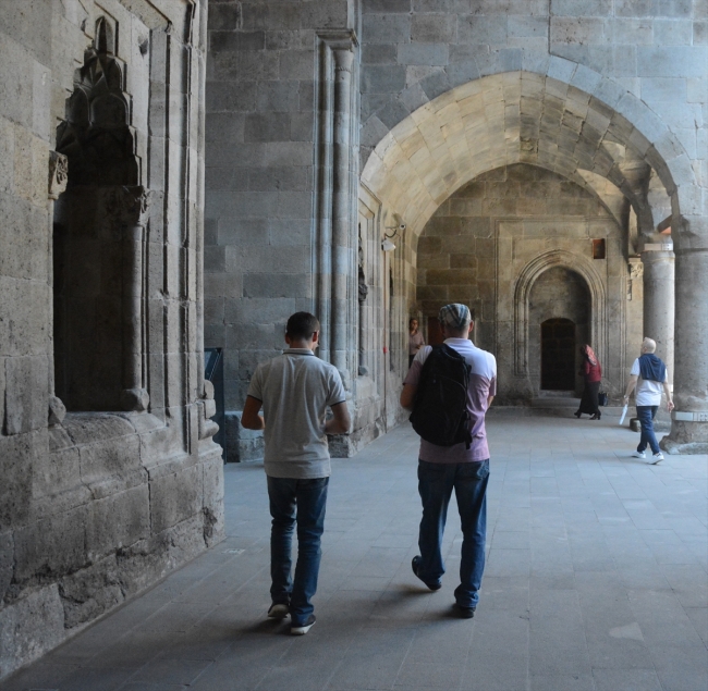 Çifte Minareli Medrese'de ziyaretçi yoğunluğu