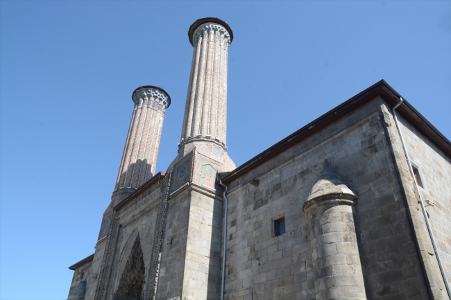 Çifte Minareli Medrese'de ziyaretçi yoğunluğu