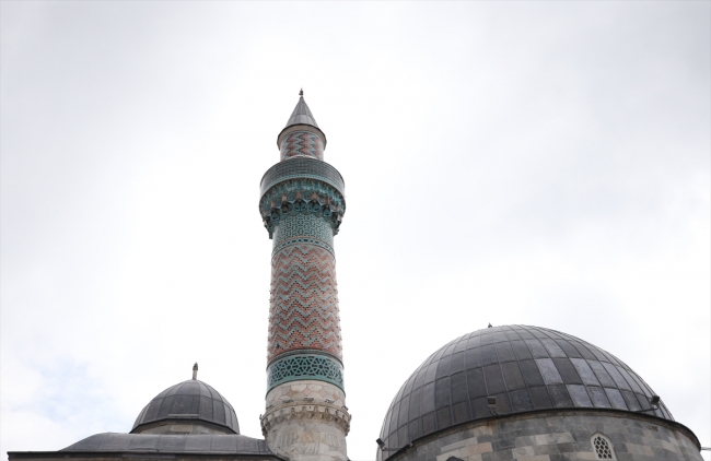 12 bin parça çini minareli cami yıllara meydan okuyor