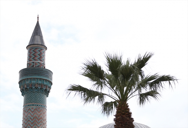 12 bin parça çini minareli cami yıllara meydan okuyor