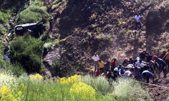 Erzurum'da askeri zırhlı araç şarampole devrildi: 2 yaralı