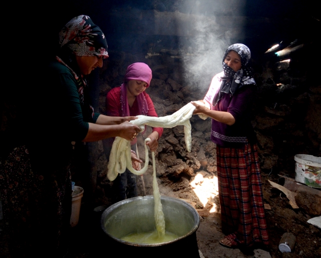 Kars'ta köylü kadınlar "çeçil peyniri" üretimine başladı