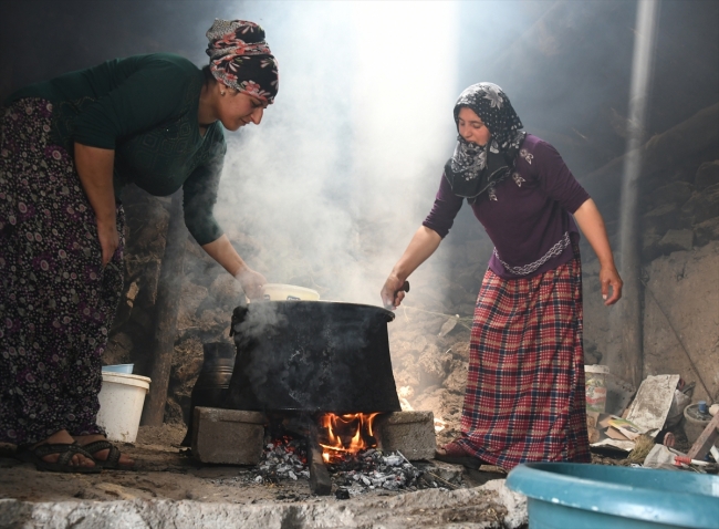 Kars'ta köylü kadınlar "çeçil peyniri" üretimine başladı