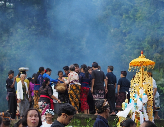 Endonezya'da ölü yakma töreni düzenlendi