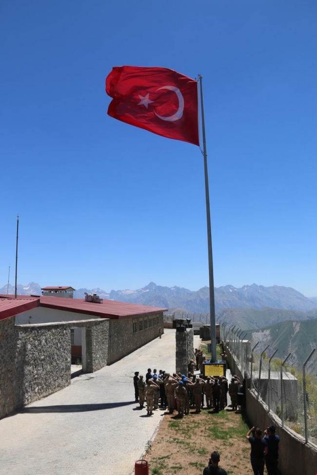 Hakkari'de dev Türk bayrağı göndere çekildi