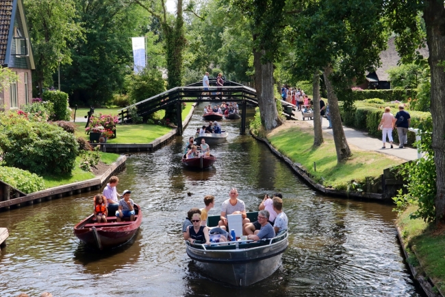 Tarihi evleri ve kanallarıyla Hollanda'nın şirin köyü Giethoorn