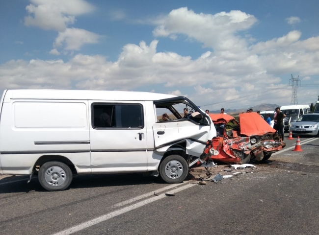 Kırşehir'de otomobil ile ticari araç çarpıştı: 2 ölü, 4 yaralı