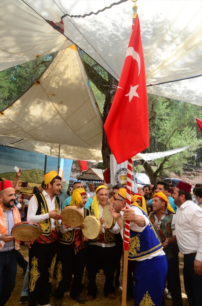 Antalya'da 600 yıllık düğün alayı geleneği sergilendi