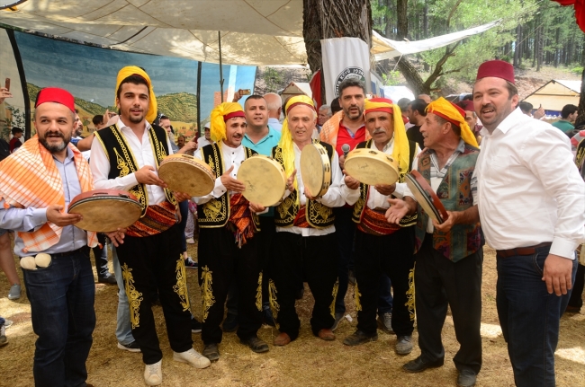 Antalya'da 600 yıllık düğün alayı geleneği sergilendi