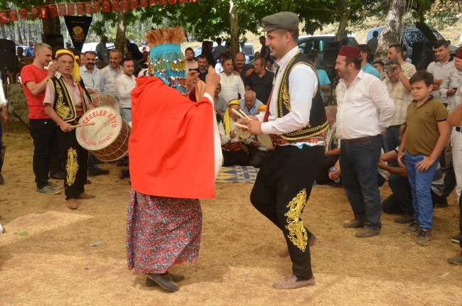 Antalya'da 600 yıllık düğün alayı geleneği sergilendi