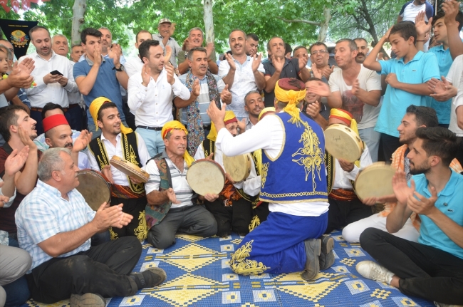 Antalya'da 600 yıllık düğün alayı geleneği sergilendi