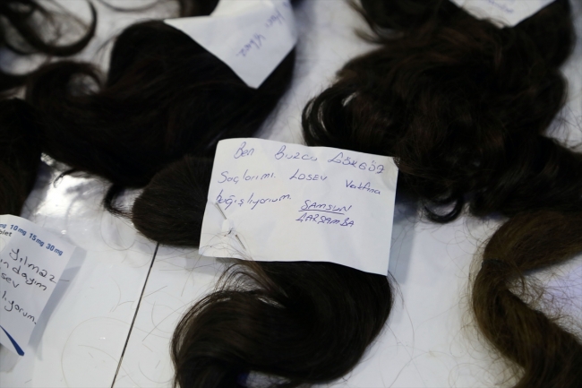 Kuaförüne bağışlanan saçlarla kanser hastalarına peruk yapıyor
