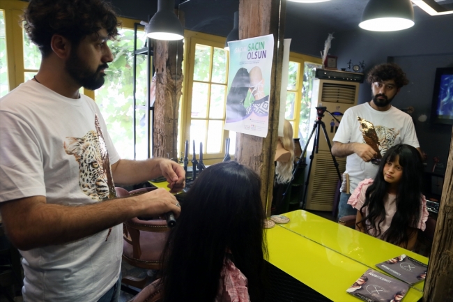 Kuaförüne bağışlanan saçlarla kanser hastalarına peruk yapıyor