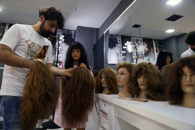 Kuaförüne bağışlanan saçlarla kanser hastalarına peruk yapıyor