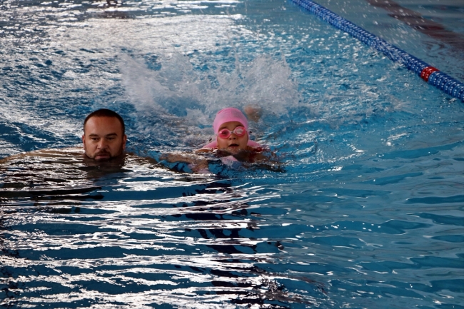 Özel çocuklar yüzme kurslarıyla sosyalleşiyor