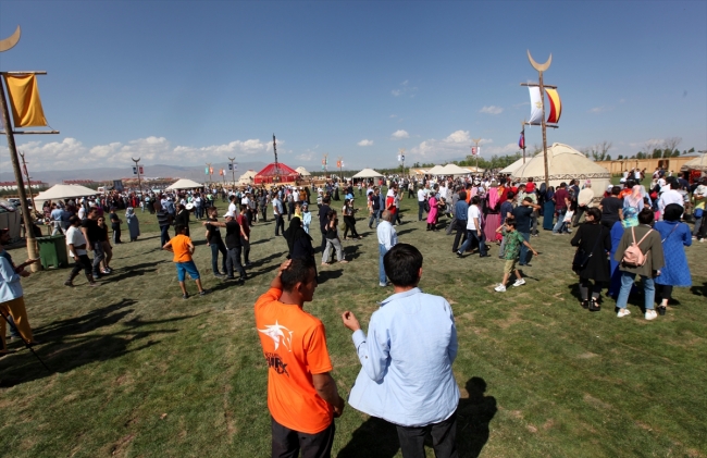 "Erzurum Türk Oyunları Festivali" renkli görüntülere sahne oldu