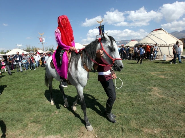 "Erzurum Türk Oyunları Festivali" renkli görüntülere sahne oldu