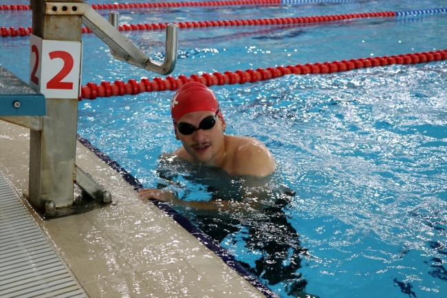 Milli sporcu Ataberk Yücel engelleri yüzerek aştı