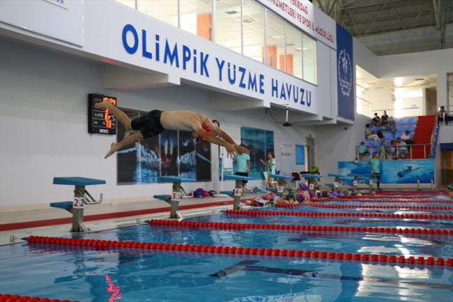 Milli sporcu Ataberk Yücel engelleri yüzerek aştı