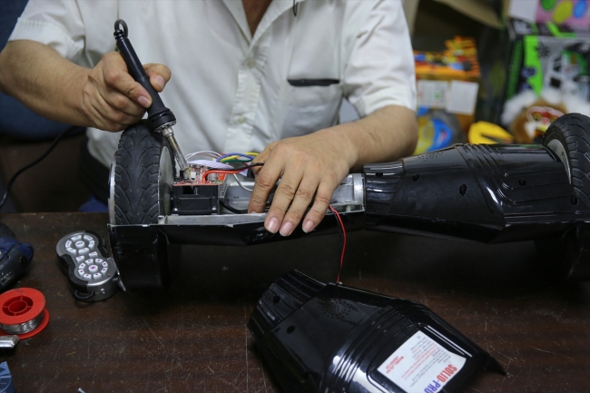 Oyuncak tamircisi Mustafa Nacar çocukların yüzünü güldürüyor