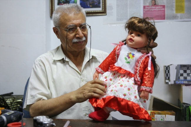 Oyuncak tamircisi Mustafa Nacar çocukların yüzünü güldürüyor