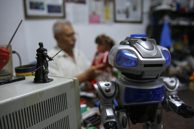 Oyuncak tamircisi Mustafa Nacar çocukların yüzünü güldürüyor