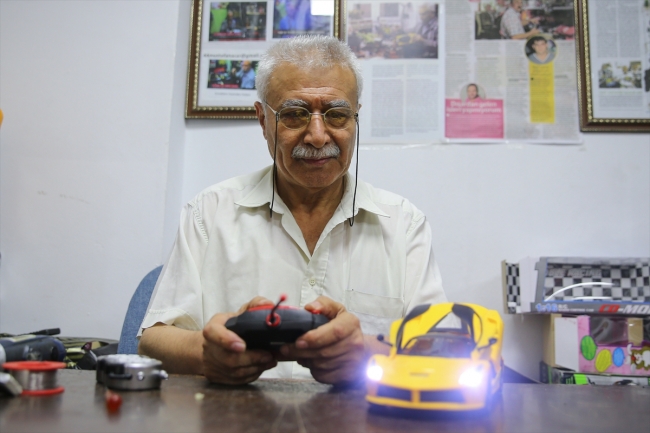 Oyuncak tamircisi Mustafa Nacar çocukların yüzünü güldürüyor