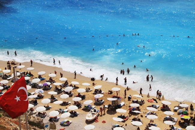 Kaputaş Plajı mavinin benzersiz tonlarıyla dikkat çekiyor