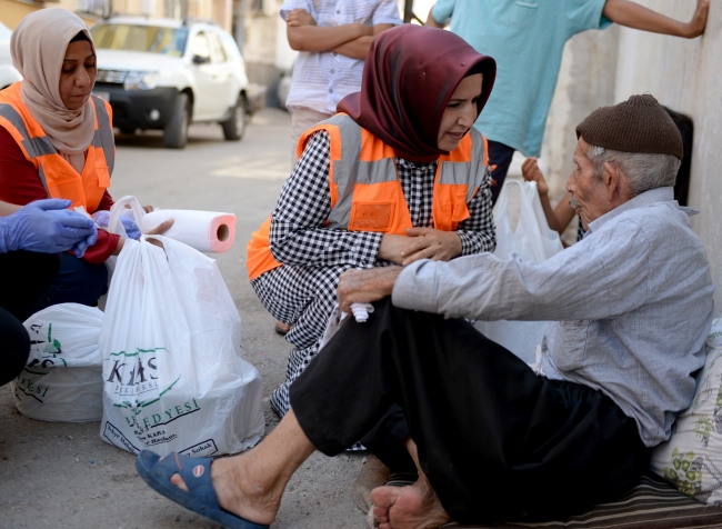 Yaşlı ve engellilerin sıkıntıları "şefkat timi"yle hafifliyor