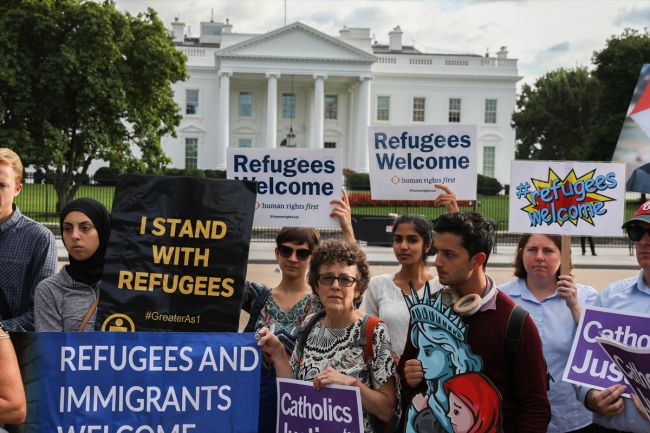 Beyaz Saray önünde Trump'ın mülteci azaltma kararına tepki