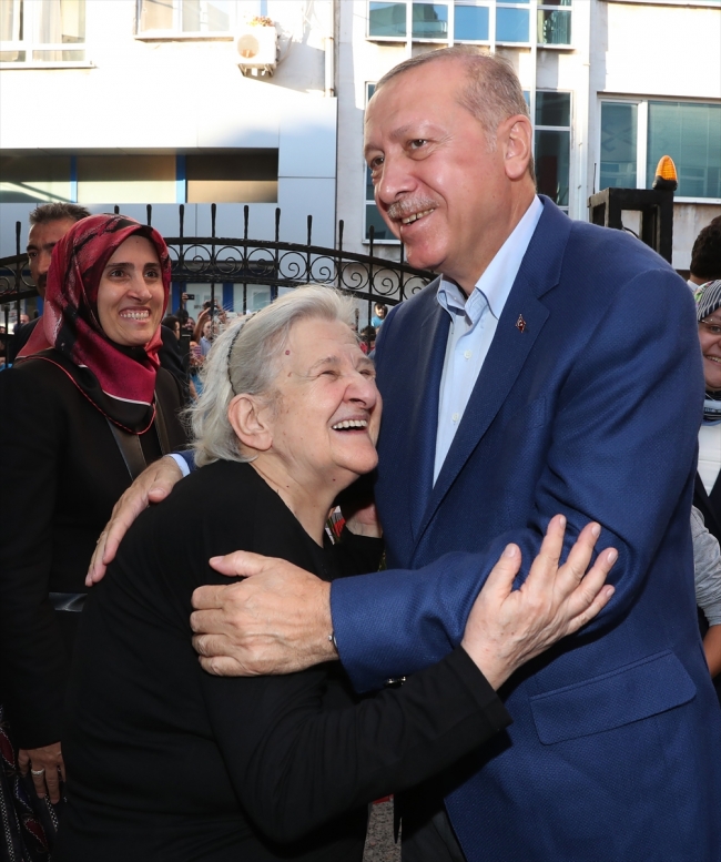 Cumhurbaşkanı Erdoğan, Kasımpaşa Çocuk Evleri Sitesi'ni ziyaret etti