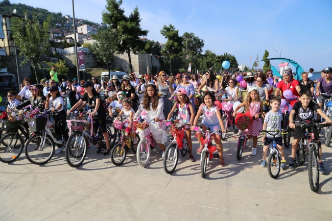 'Süslü Kadınlar Bisiklet Turu' renkli görüntüler oluşturdu
