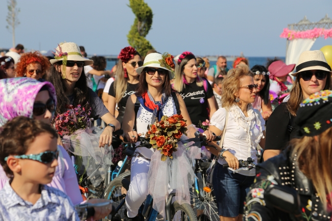 'Süslü Kadınlar Bisiklet Turu' renkli görüntüler oluşturdu