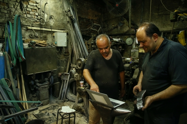 Kemeraltı'nın demirci kardeşleri tasarımlarını internetten satıyor
