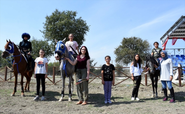 18 yaşındaki Melike atlı okçuluğu gençlere de öğretiyor
