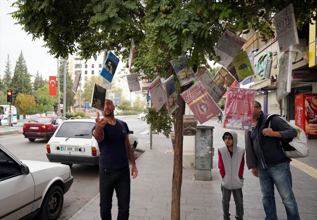 Kitap ve Kültür Fuarı için Kahramanmaraş'ta ağaçlara 10 bin kitap asıldı