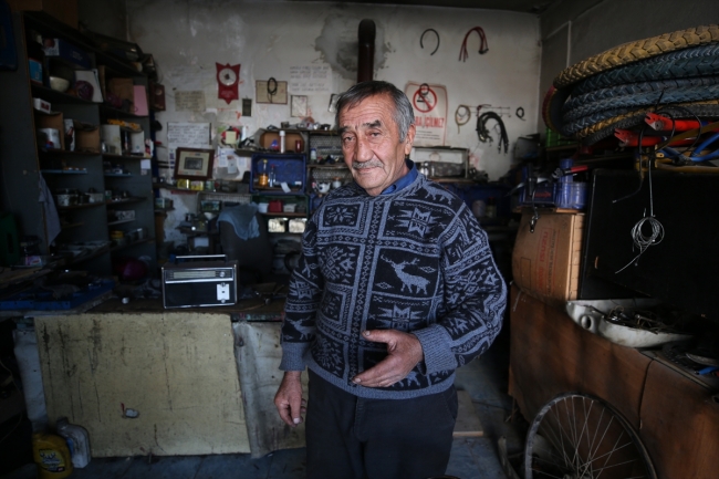 Bisiklet tamircisi çocukların mutluluğunu paraya değişmiyor
