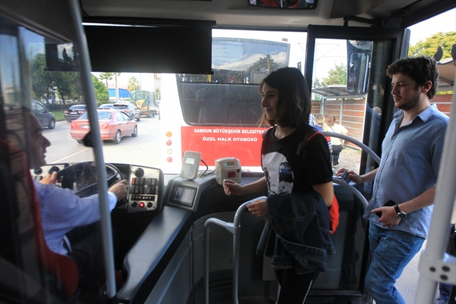 Samsun'da otobüs şoförü yolcularını "hoş geldiniz" diyerek karşılıyor