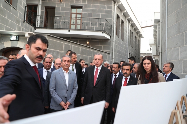Cumhurbaşkanı Erdoğan Sur'da incelemelerde bulundu