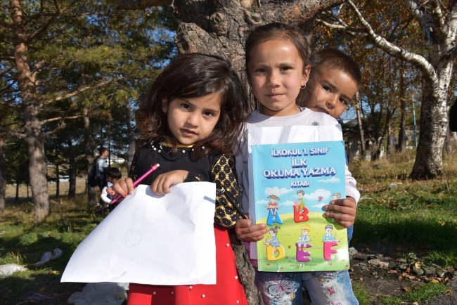 Kars'ta göçmen çocuklara resimle terapi uygulaması