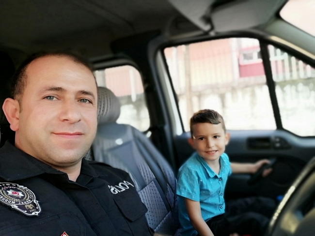 Okula gitmek istemeyen minik Efe'yi polis ikna etti