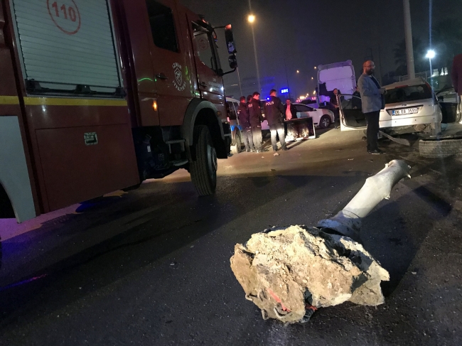 İzmir'de otomobil aydınlatma direğine çarptı: 3 yaralı
