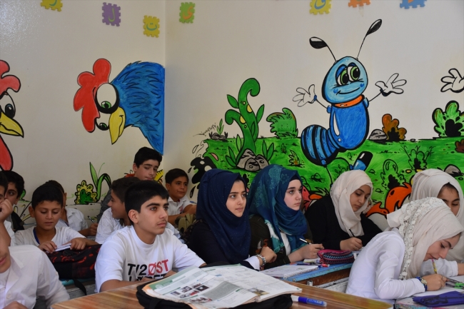 İdlib'de gönüllü öğretmenlerden Türkçe dersi